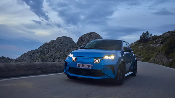 Autokennis wereldleiders pijnlijk blootgelegd in AI-video's: Trump blundert met Prius, Macron pronkt met elektrische Alpine