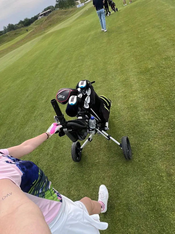 Rosanne op de golfbaan