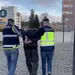 Twee Spaanse politieagenten arresteren een van de verdachten