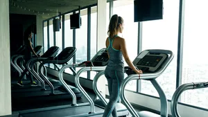 Helling lopen op de loopband of de Stairmaster: wat is een betere keuze?