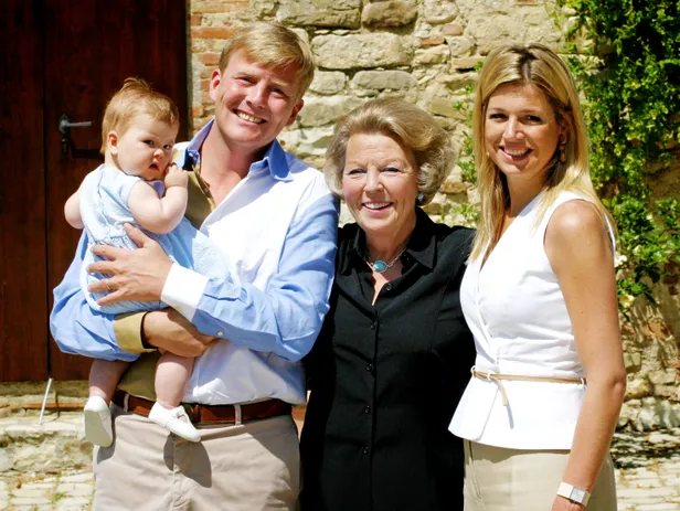 Koningin Beatrix, prins Willem-Alexander en prinses Maxima met een jonge prinses Catharina-Amalia op het landgoed Rocca dei Dragoni, Tavarnelle Val di Pesa in Italië.