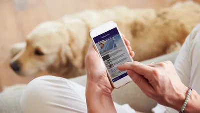 Vrouw leest nieuws via app op haar telefoon