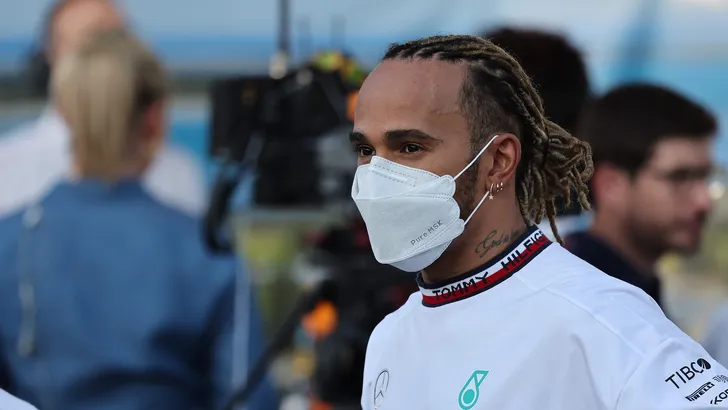 Hamilton protesteert sieradenverbod FIA: 'Mijn oorbellen zijn vastgelast'