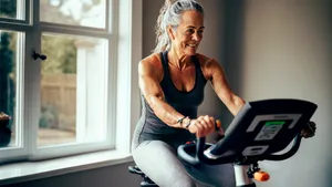 Vrouw op hometrainer