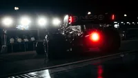 Mercedes F1-wagen trapt Kerstshow af met flyby op donker Silverstone 