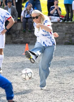 De kroonprinses heeft triple duty: naast coach en scheidsrechter speelt ze zelf ook nog even mee.