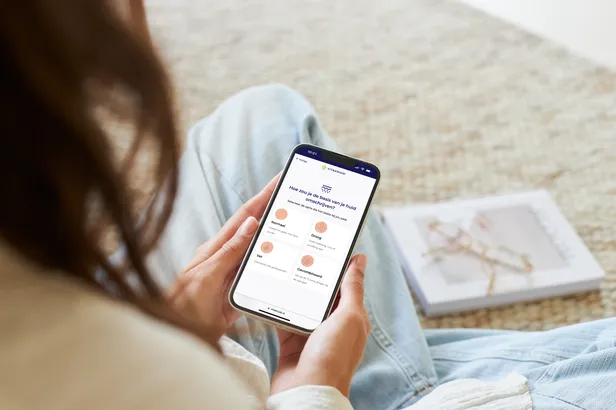 Vrouw doet de Vitakruid beautytest op haar telefoon
