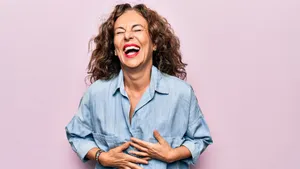 Vrouw lachend ouder worden