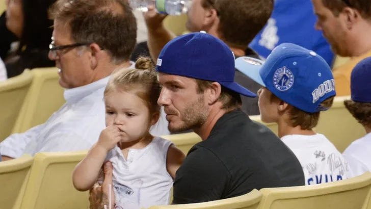 Harper Beckham leert fietsen