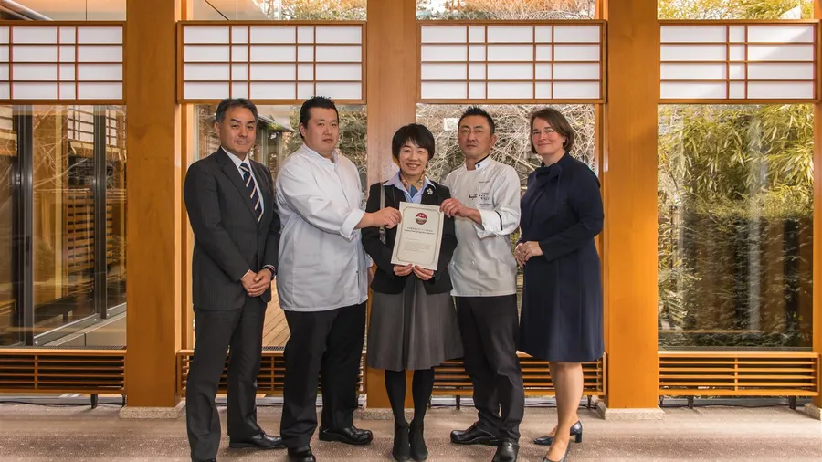 Yamazato en Sazanka ontvangen certificaat voor gebruik van authentiek Japanse ingrediënten
