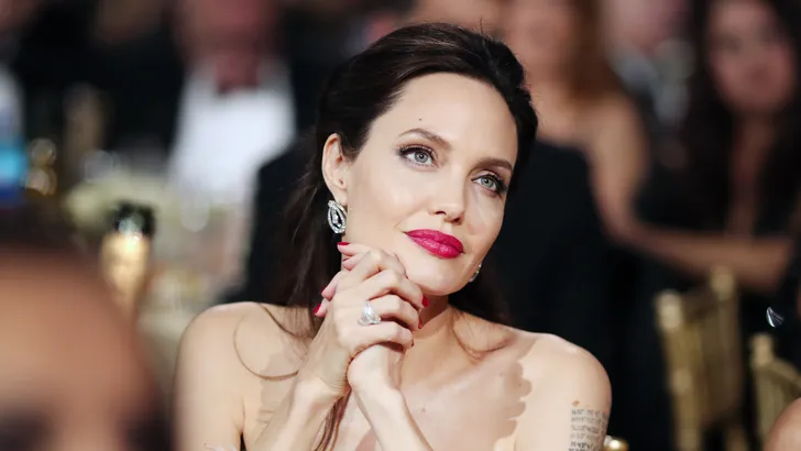 'Angelina Jolie jaloers op Amal Clooney om stelen identiteit'