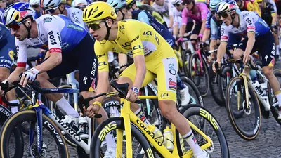 Tadej Pogačar in de gele trui in het profpeloton, waar toprenners altijd zoeken naar nieuwe marginal gains en supplementen.