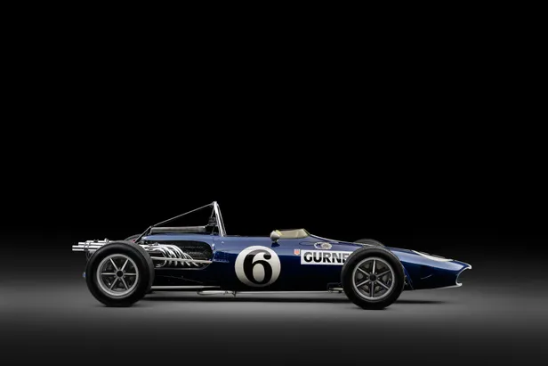 Zijaanzicht van de blauwe AAR Eagle met gepolijste uitlaten en snavelvormige neus. Beeld: RM Sotheby's.
