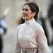 Koningin Mary in witte blouse staatsbanket Parijs