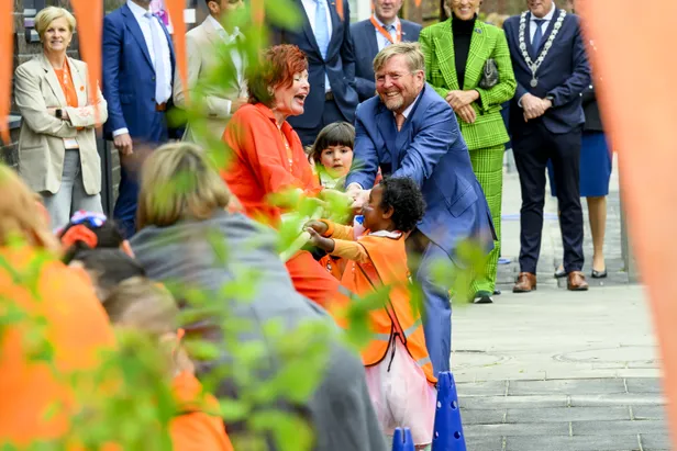 Koningin Máxima en koning Willem-Alexander spelen mee met touwtrekken bij de Koningsspelen 2025 in Roosendaal.