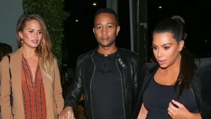 Kim Kardashian geeft zwangere Chrissy Teigen stijladvies