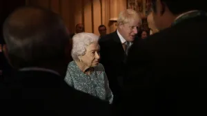 Foto van Queen Elizabeth en Boris Johnson in oktober 2021.