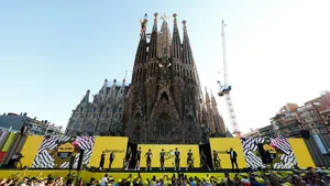 Team Visma | Lease a Bike bij de ploegenvoorstelling van de Tour de France voor de Sagrada Familia in Barcelona