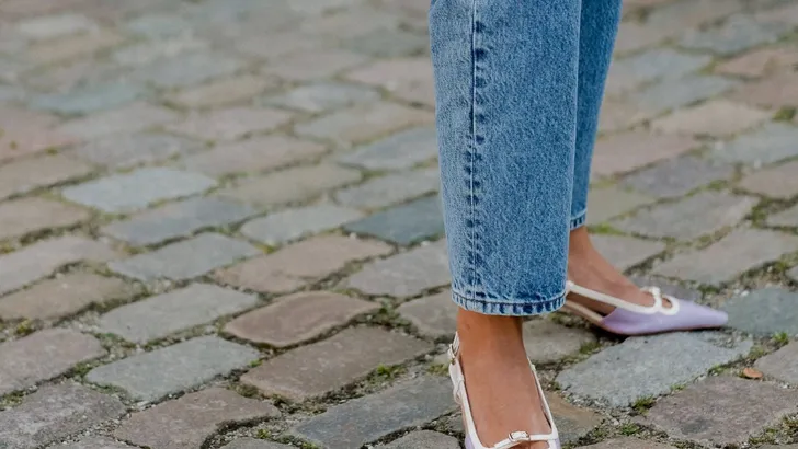 Vrouw met klassieke instappers.
