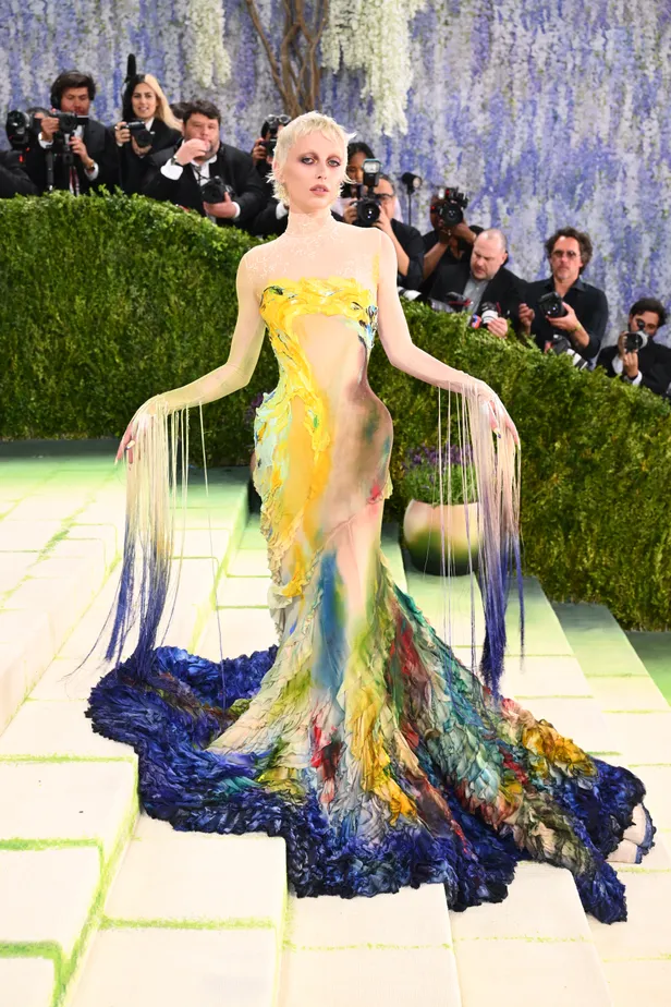 Emma Chamberlain in Mugler tijdens het Met Gala 