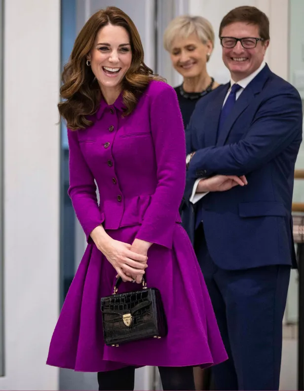 Kate maakte in paarse outfit en zwarte tas van Aspinal of London tijdens haar bezoek aan Royal Opera House.