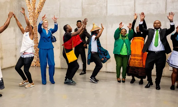 Máxima danst met locale bevolking tijdens werkbezoek aan Zuid-Afrika
