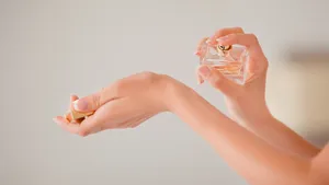 Vrouw sprayt een heerlijke geur op haar pols