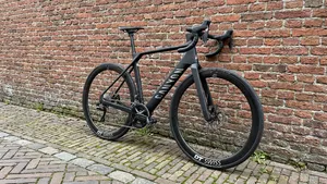 De opmars van de onzichtbare e-bike: hoe fabrikanten de puristische wielrenner proberen te verleiden