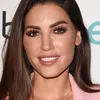 Zien: Yolanthe wandelt over straat in bikini