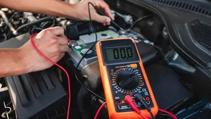 De sluipmoordenaar van je accu: waarom je auto 's ochtends niet start ondanks dat je gisteren nog hebt gereden