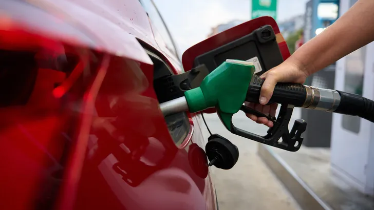 Waarom automobilisten de tank blijven aftoppen ondanks waarschuwingen van experts