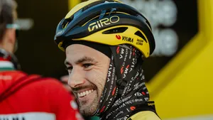 Victor Campenaerts lacht tijdens een winterse wielertraining in Visma-kledij.