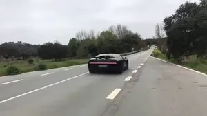 Bugatti Chiron klapt voorbij met 373 km/u [VIDEO]