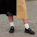 Vrouw met digner loafers aan.
