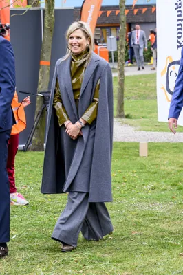 Nepleer, een dikke mantel en flinke hakken: niet de meest atletische look, maar dat kan Máx niet deren.