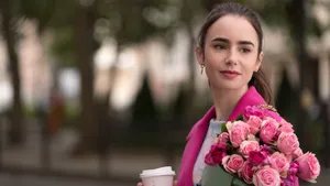 EMILY IN PARIS (2020) - LILY COLLINS.