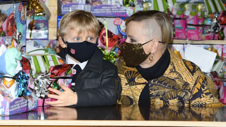 Rebelse Charlene gaat voor punky look