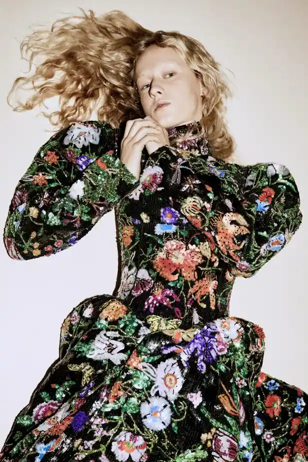 Jurk met all-over geborduurde bloemen: Gucci 