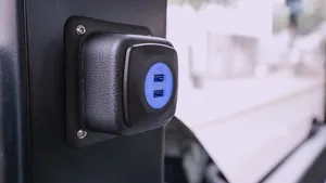Het bizarre kabelcircus: waarom gloednieuwe treinen en bussen nog steeds antieke USB-poorten monteren