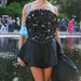 Vrouw in stijlvolle strapless jurk.