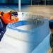Fotocollage van Jutta Leerdam die schaatst in een oranje pak op de ijsbaan (links) en een baanwielrenster in een vergelijkbaar oranje-blauw pak die fietst op een houten wielerbaan (rechts).