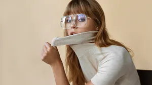 Deze kapsels moet je vermijden wanneer je een bril draagt.