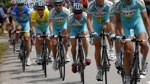 Tour: Vinokourov kent zijn acht ploeggenoten