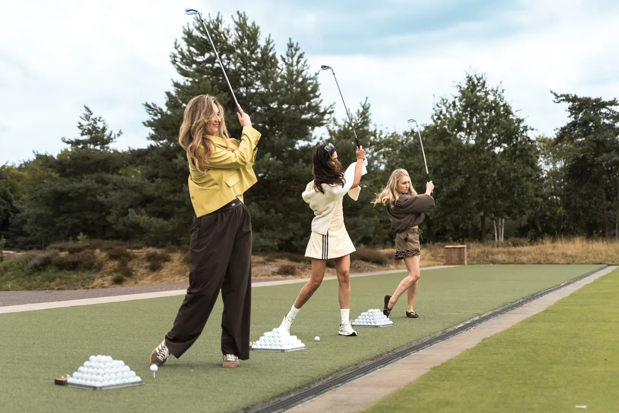 Roma Lindeman,  Sophia Tienstra  en Jill Snijder op de driving range. 
