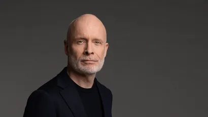 Mart Visser aan het woord tijdens presentatie van modeshow