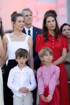 Charlotte en Tatiana Casiraghi verschenen op chic met hun kroost.