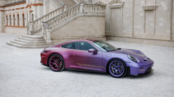 Het complexe kleurverloop loopt van Violapurplemetallic aan de voorkant tot Chromaflair Magic Magenta aan de achterkant.