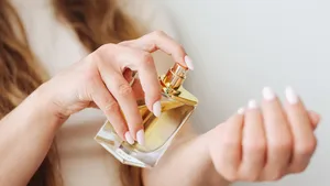 Waarom je parfum in het najaar minder sterk ruikt (en zo los je het op)