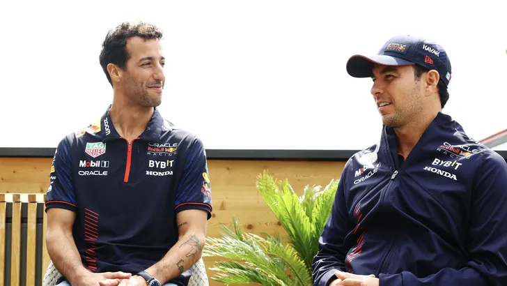 Horner spreekt het uit: 'Ricciardo jaagt op stoeltje Pérez' 