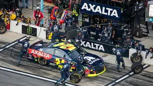 Een NASCAR auto. In de sport vond dit weekend de grootste crash uit de geschiedenis plaats, met maar liefst 28 betrokken auto's.